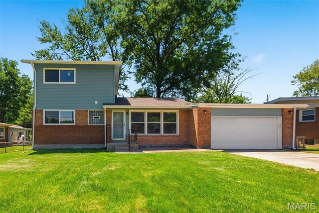 8906 Seneca Avenue, Overland, MO 63114