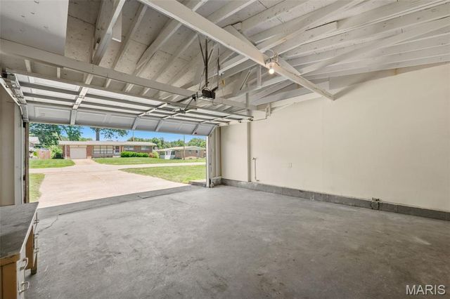 8906 Seneca Avenue, Overland, MO 63114