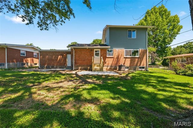 8906 Seneca Avenue, Overland, MO 63114