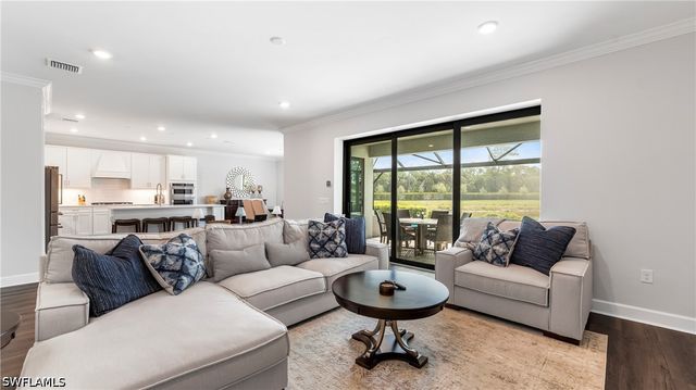 10428 Ventana LN, Naples, FL 34120