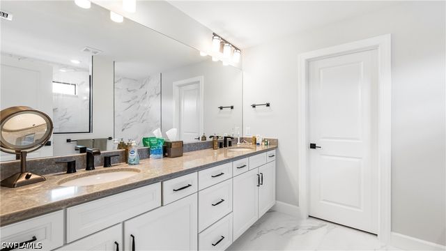 10428 Ventana LN, Naples, FL 34120