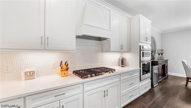 10428 Ventana LN, Naples, FL 34120