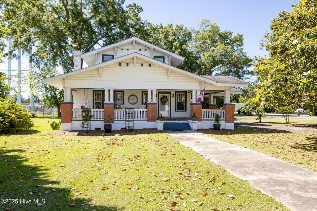 103 W Pleasant Street, Roseboro, NC 28382