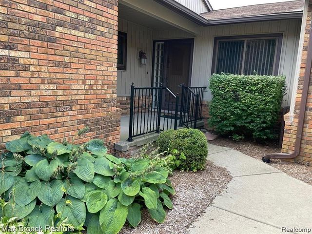 4585 Laurel Club Circle, West Bloomfield, MI 48323
