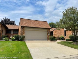 4585 Laurel Club Circle, West Bloomfield, MI 48323