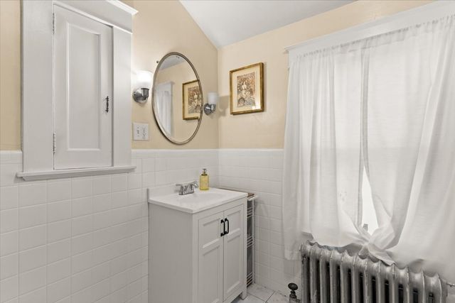 53 Ashland St, Taunton, MA 02780