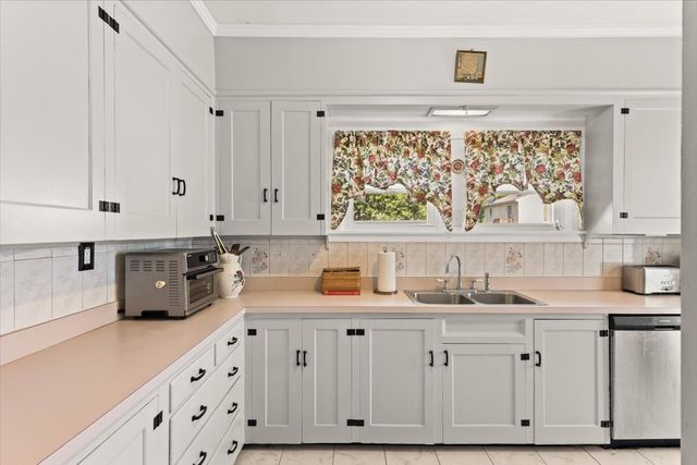 53 Ashland St, Taunton, MA 02780