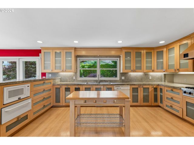 7600 Sw NORTHVALE Way, Portland, OR 97225