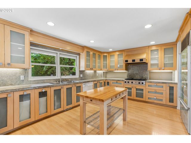 7600 Sw NORTHVALE Way, Portland, OR 97225