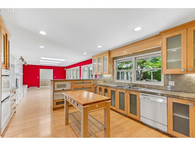 7600 Sw NORTHVALE Way, Portland, OR 97225