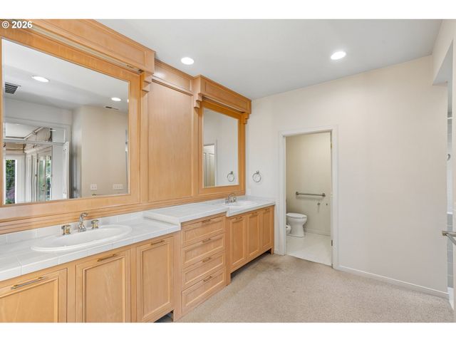 7600 Sw NORTHVALE Way, Portland, OR 97225
