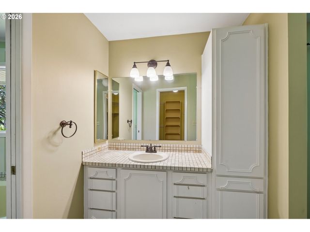 7600 Sw NORTHVALE Way, Portland, OR 97225