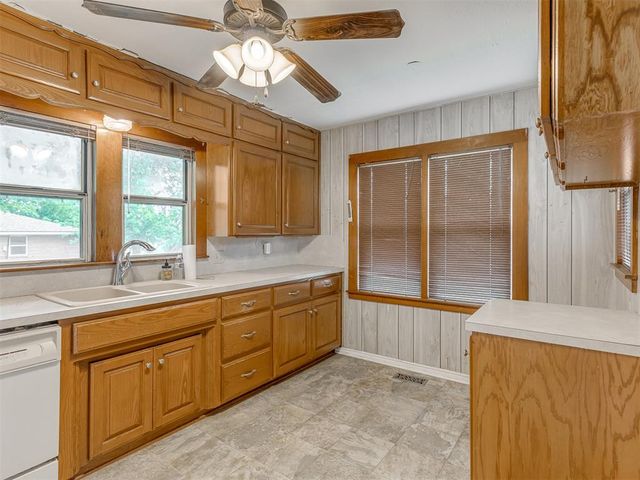 202 W Vandament Avenue, Yukon, OK 73099