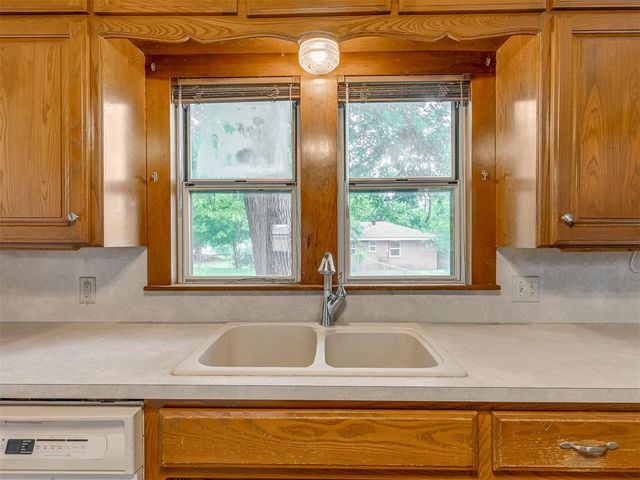 202 W Vandament Avenue, Yukon, OK 73099