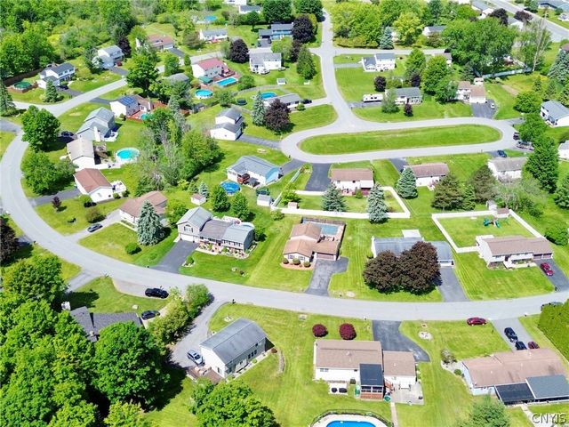 27 Meadowbrook Drive, New Hartford, NY 13413