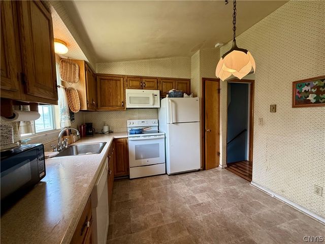 27 Meadowbrook Drive, New Hartford, NY 13413