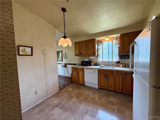 27 Meadowbrook Drive, New Hartford, NY 13413