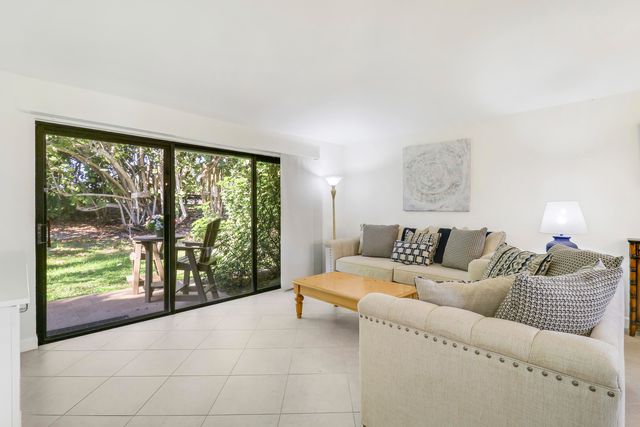 825 Club Drive, Palm Beach Gardens, FL 33418