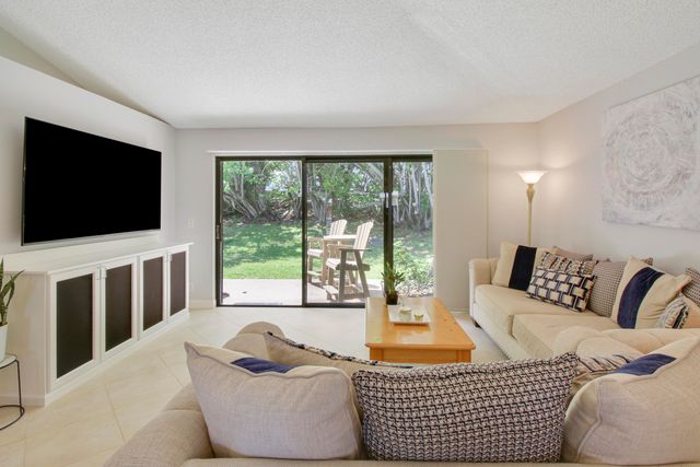 825 Club Drive, Palm Beach Gardens, FL 33418