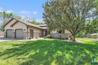 417 Cedar Ct, Madison, SD 57042