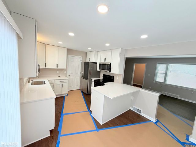 20905 11 Mile Road, Saint Clair Shores, MI 48081