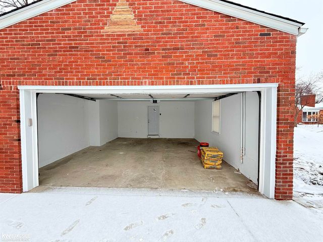 20905 11 Mile Road, Saint Clair Shores, MI 48081