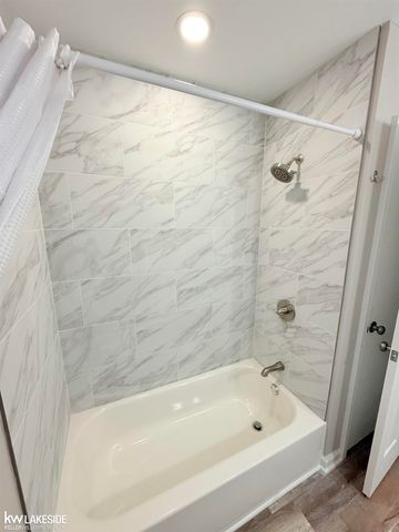 20905 11 Mile Road, Saint Clair Shores, MI 48081