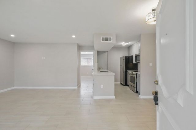 2121 Fountain View Drive 24, Houston, TX 77057