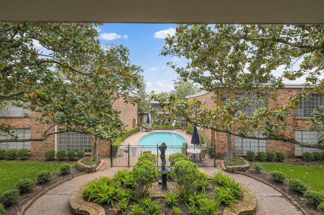 2121 Fountain View Drive 24, Houston, TX 77057