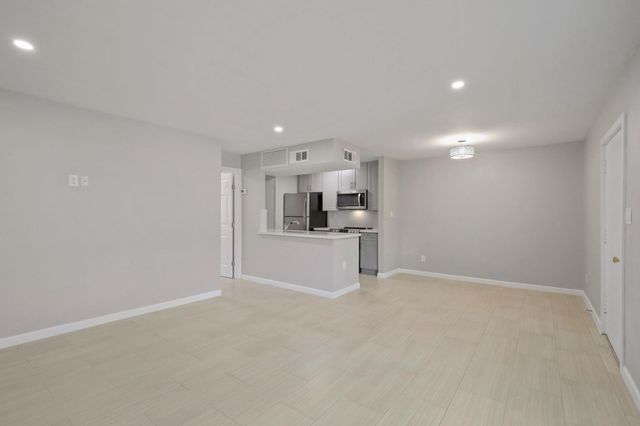 2121 Fountain View Drive 24, Houston, TX 77057