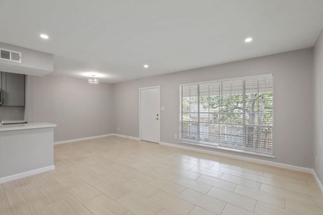 2121 Fountain View Drive 24, Houston, TX 77057