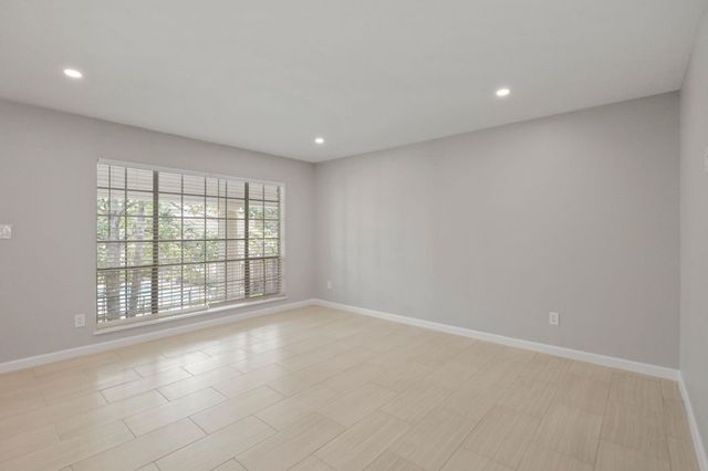 2121 Fountain View Drive 24, Houston, TX 77057