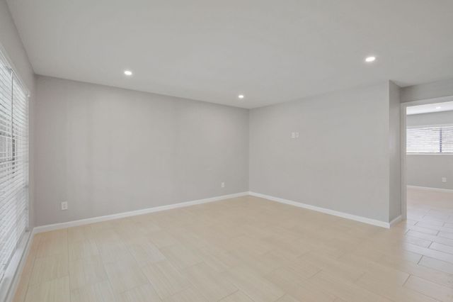 2121 Fountain View Drive 24, Houston, TX 77057