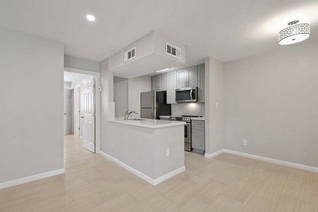 2121 Fountain View Drive 24, Houston, TX 77057