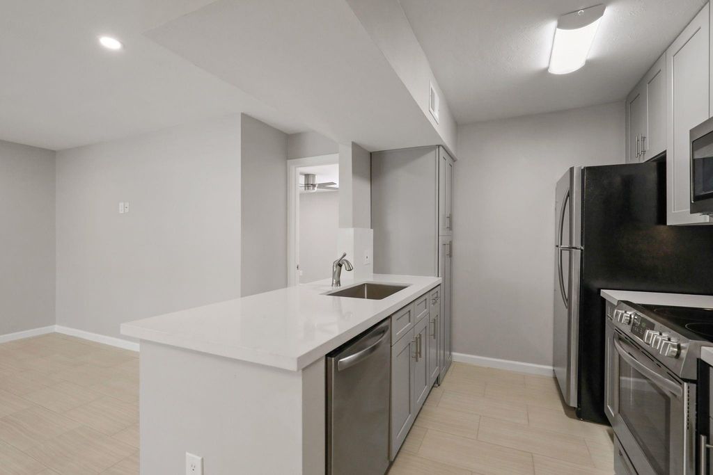 2121 Fountain View Drive 24, Houston, TX 77057