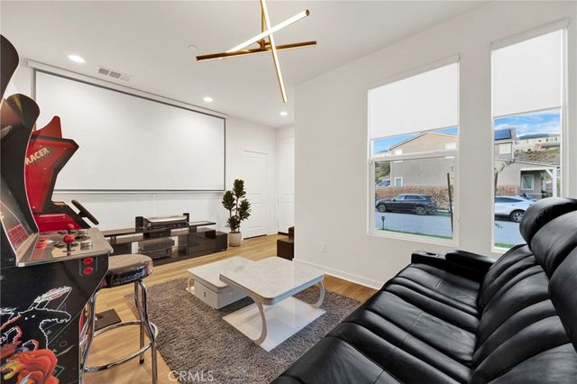 28427 Ascent, Saugus, CA 91350