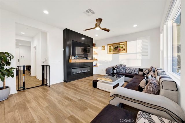 28427 Ascent, Saugus, CA 91350