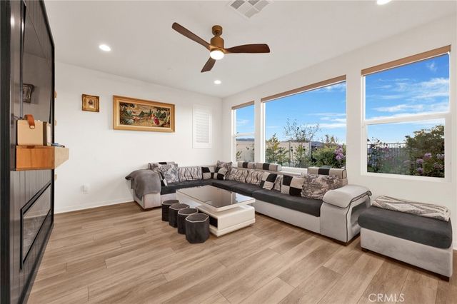 28427 Ascent, Saugus, CA 91350