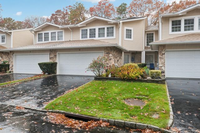 16 Hampshire Court, Holbrook, NY 11741