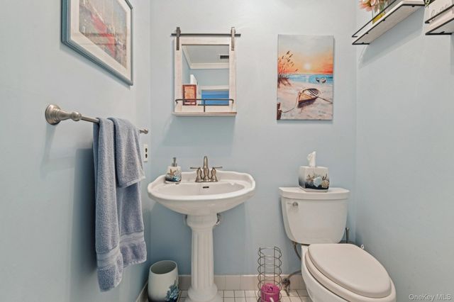 16 Hampshire Court, Holbrook, NY 11741