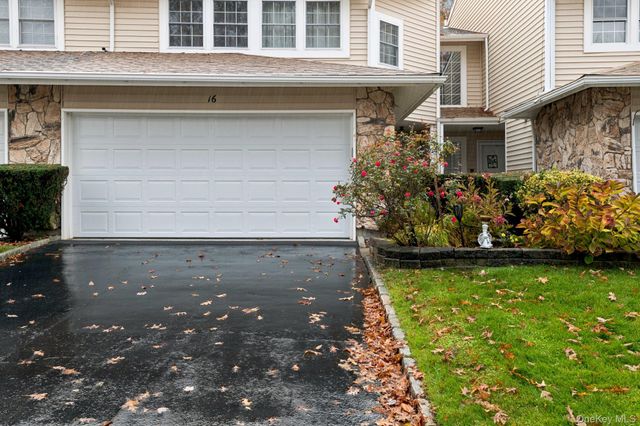 16 Hampshire Court, Holbrook, NY 11741