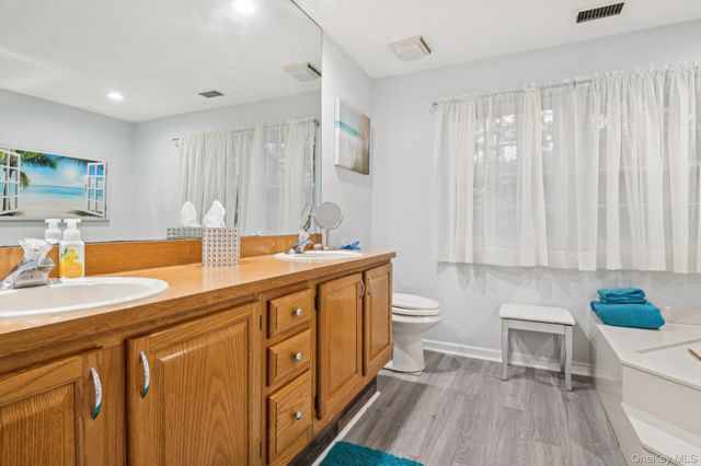 16 Hampshire Court, Holbrook, NY 11741