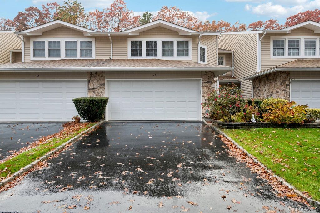 16 Hampshire Court, Holbrook, NY 11741