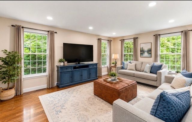 135 Lawndale Rd, Mansfield, MA 02048