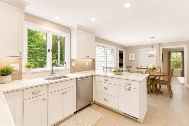 135 Lawndale Rd, Mansfield, MA 02048