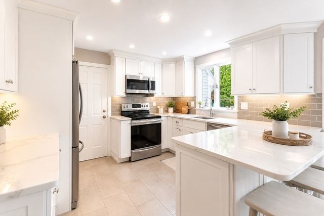 135 Lawndale Rd, Mansfield, MA 02048
