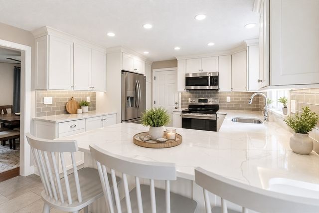 135 Lawndale Rd, Mansfield, MA 02048