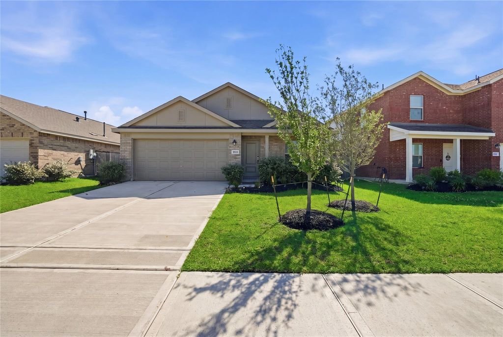 9910 Cliffside Ridge Drive, Baytown, TX 77521