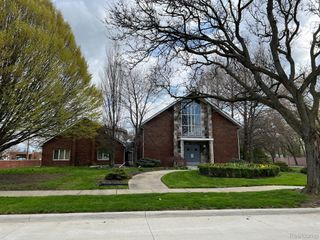 17901 COLLINSON Avenue, Eastpointe, MI 48021