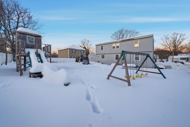 8 Flint St, Chelmsford, MA 01824